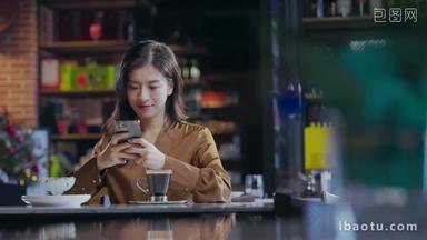 咖啡厅内边喝咖啡边使用<strong>手机</strong>的青年女人